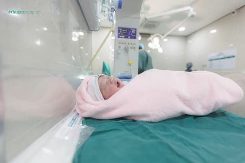 sinh con còn nguyên bọc ối