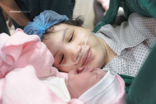 sinh con còn nguyên bọc ối