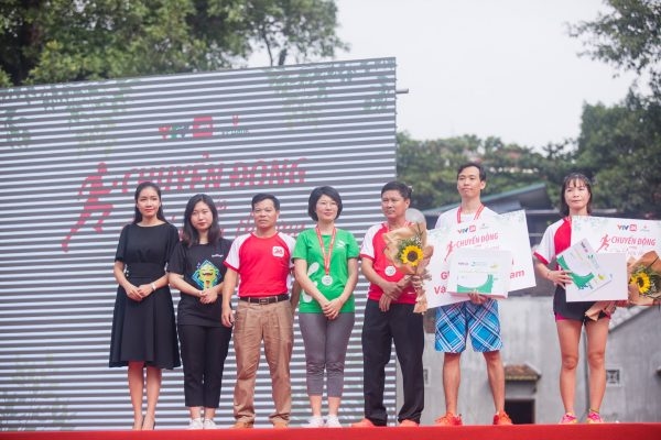 emĐại diện của Hệ thống y tế Thu Cúc, Bà Lê Thị Thúy Mai - Giám đốc Marketing lên trao giải cho các vận động viên đạt thành tích tốt nhất trong giải chạy./em