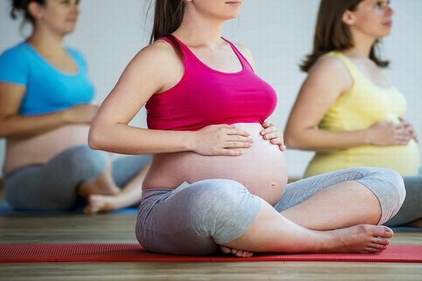 Mẹ bầu cần chú ý vận động nhẹ nhàng và nghỉ ngơi nhiều để giảm đau hiệu quả