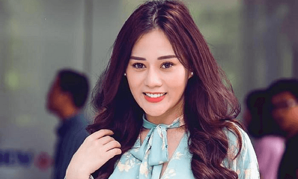 Nữ diễn viên Phương Oanh chinh phục người đối diện bởi thần thái xinh đẹp, rạng rỡ