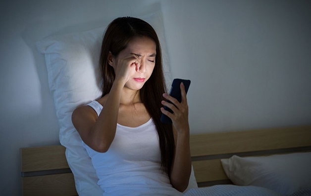 Tại sao khi nhìn điện thoại nhiều lại bị chảy nước mắt?