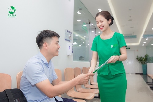 Nhân viên tại Bệnh viện ĐKQT Thu Cúc luôn thân thiện giúp đỡ tận tình cho mọi người bệnh