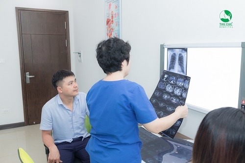 Bác sĩ đọc và trả kết quả thăm khám, rất may sức khỏe của anh Hưng không hề có bất thường gì xảy ra