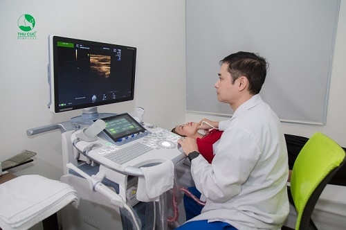 Bác sĩ tại Thu Cúc thực hiện thao tác siêu âm vùng tuyến giáp của cô Tâm