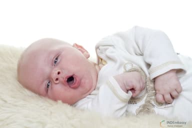 Trẻ sơ sinh bị đờm ở cổ họng lâu ngày không khỏi xử trí như thế nào?