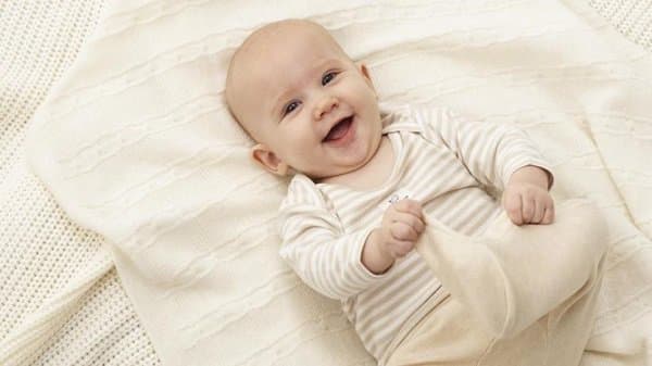 trẻ từ 3-4 tháng tuổi đã bắt đầu có những phản ứng với các tác động bên ngoài.