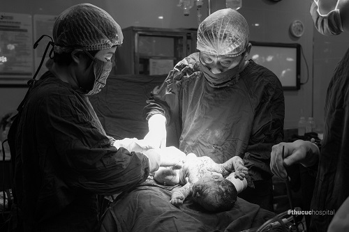 Bé trai chào đời với 3 vòng dây rốn quấn cổ tại Bệnh viện ĐKQT Thu Cúc