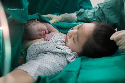 Bé trai chào đời với 3 vòng dây rốn quấn cổ tại Bệnh viện ĐKQT Thu Cúc