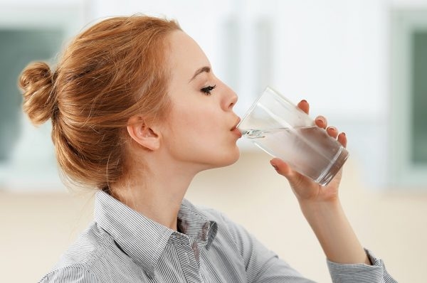Uống nhiều nước vừa giúp tránh sỏi thận hình thành trở lại vừa giúp tống xuất những viên sỏi nhỏ ra ngoài cơ thể nếu có (ảnh minh họa)