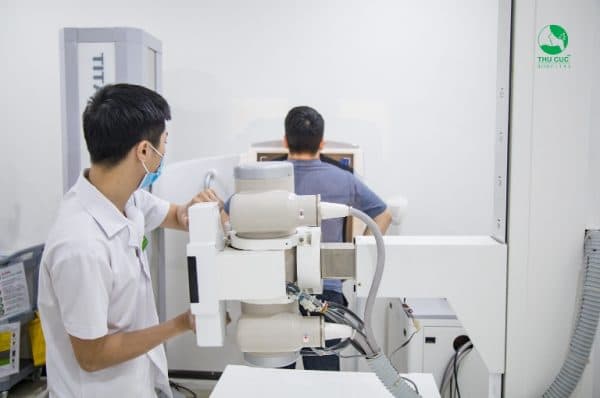 Tại bệnh viện Thu Cúc thì các bạn có thể thấy là phòng chụp Xquang được thiết kế đúng tiêu chuẩn của bộ y tế với hệ thống máy Xquang hiện đại, an toàn tuyệt đối giúp chẩn đoán chính xác các bất thường tim, phổi, trung thất