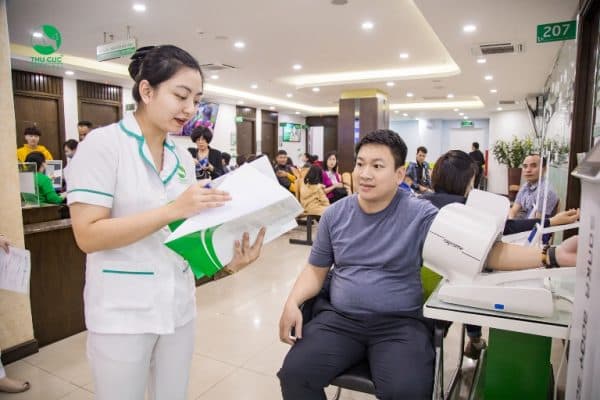 Các bác sĩ chuyên khoa khuyên nam giới sau 30 tuổi là đối tượng nên đi khám sức khỏe định kỳ và tầm soát ung thư nếu có điều kiện.