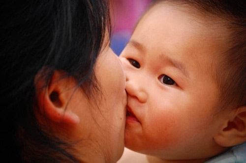 hôn môi có thể gây viêm màng não ở trẻ sơ sinh