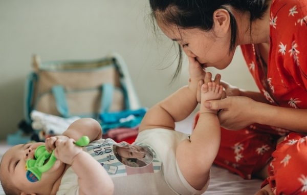hôn thế nào để không lây bệnh cho con