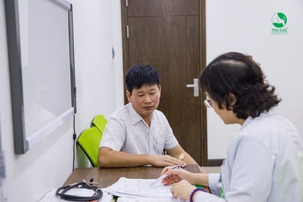 Chú Trầm được các bác sĩ tại Thu Cúc thăm khám và tư vấn rất kỹ lưỡng để sớm điều trị dứt điểm bệnh