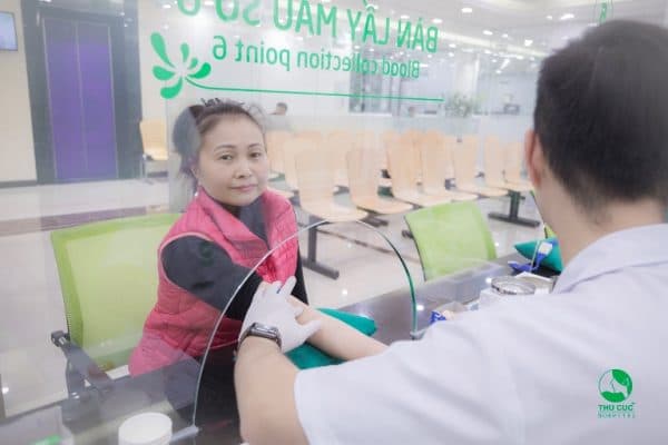 Cô Hoàng Thị Hằng (46 tuổi) trong một lần khám sức khỏe tại Bệnh viện ĐKQT Thu Cúc