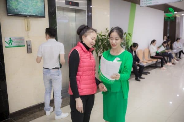 Với mỗi bước khám cô Hằng đều được đội ngũ nhân viên y tế hỗ trợ và hướng dẫn rất tận tình