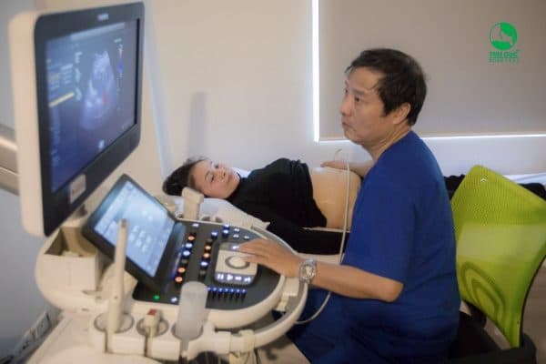 Cô Hằng trong quá trình siêu âm kiểm tra, đánh giá những tổn thương ở các cơ quan trong ổ bụng như là gan, mật, thận, lách, bàng quang, tử cung, buồng trứng...