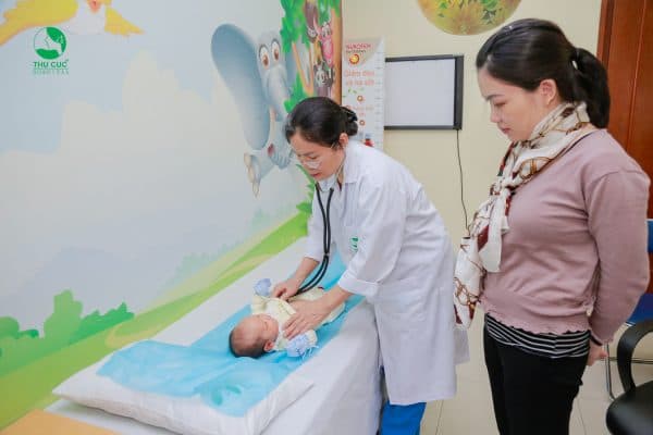trẻ sơ sinh bị tiêu chảy nặng nên đi thăm khám kịp thời