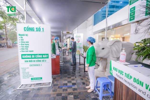 Cổng dành cho người bệnh thông thường, có nhân viên y tế hướng dẫn rửa tay, đo thân nhiệt và khai báo y tế