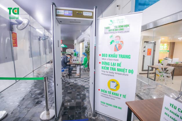 Cửa đo thân nhiệt, người bệnh bắt buộc phải đi qua