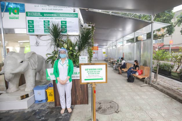 Nhân viên phân loại và tiếp đón khu vực người bệnh thông thường cũng đội mũ bảo hộ