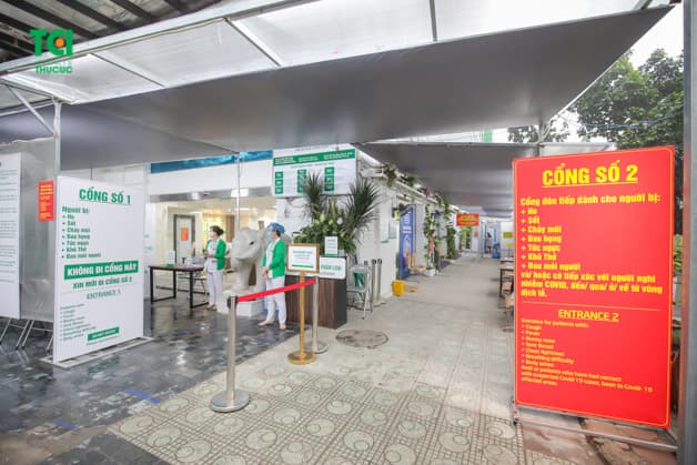 Khu vực phân luồng được bố trí ngay tại bên ngoài bệnh viện với các cổng riêng biệt