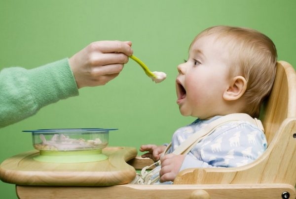 cho trẻ ăn dặm quá sớm