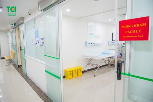 được phân luồng khám tại khu vực cách ly riêng biệt, đi riêng biệt.