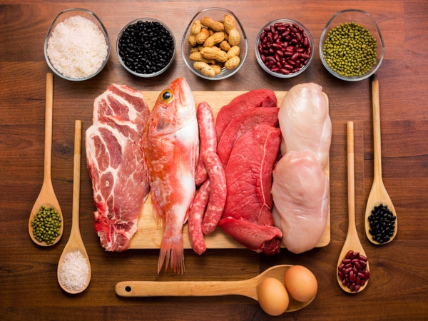 Ăn quá nhiều thịt sẽ làm rối loạn sự trao đổi chất trong cơ thể, làm hạn chế quá trình bài tiết chất cặn bã trong nước tiểu, tạo điều kiện để các chất này lắng cặn và gây sỏi thận, sỏi tiết niệu (ảnh minh họa)