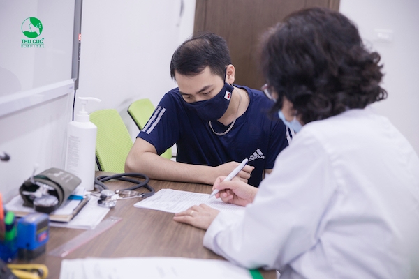 Bác sĩ tận tình tư vấn kết quả cho người đi thăm khám