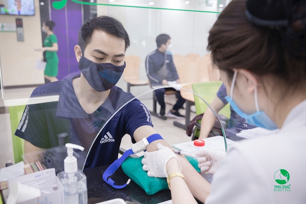 Bạn Vũ Văn Hậu đang được tiến hành lấy máu một cách nhẹ nhàng