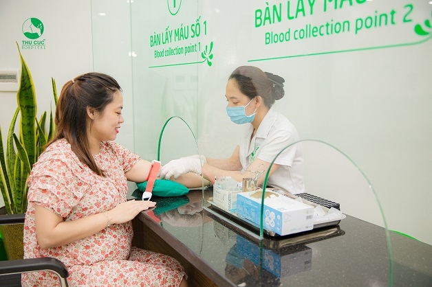 Trong các giai đoạn khám thai quan trọng, mẹ bầu sẽ được thực hiện xét nghiệm máu để sàng lọc các nguy cơ dị thật của thai nhi