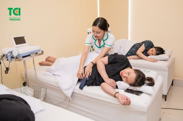 Cầu Thủ Lê Thanh Bình đưa vợ đi khám thai