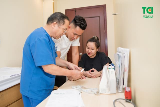 Cầu Thủ Lê Thanh Bình đưa vợ đi khám thai