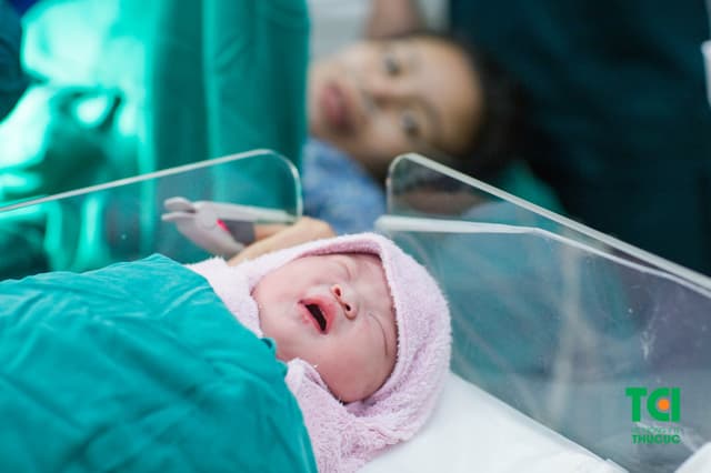 Cựu danh thủ – Bình luận viên bóng đá Phạm Như Thuần đưa vợ đi sinh