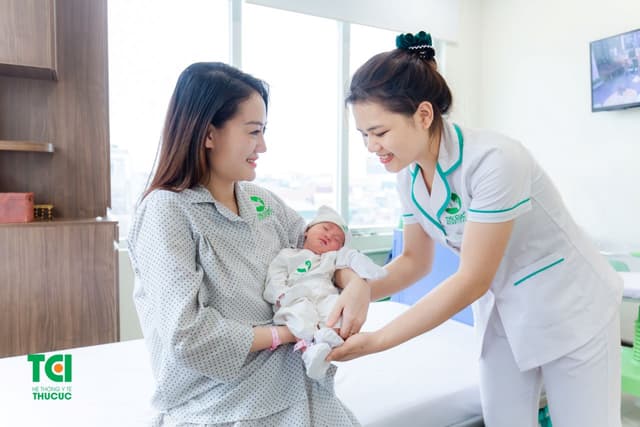 Ca sĩ Ngô Phương Thúy đi sinh