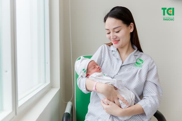 Ca sĩ Ngô Phương Thúy đi sinh