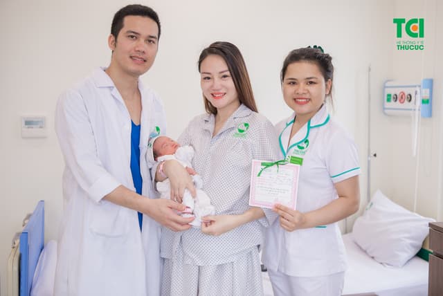 Ca sĩ Ngô Phương Thúy đi sinh