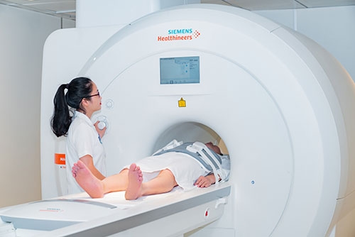 chụp cộng hưởng từ mri cho bé trai dậy thì sớm để phát hiện bệnh về não