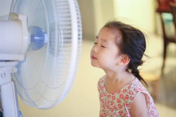 trẻ bị viêm họng cấp do để quạt hướng thẳng vào người
