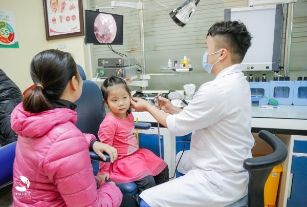 trẻ bị viêm tai giữa khi nào cần đến viện ngay