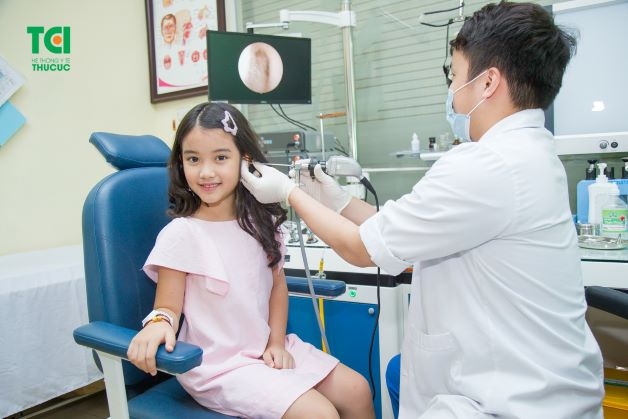 Nên chữa bệnh cho trẻ cùng bác sĩ có chuyên môn