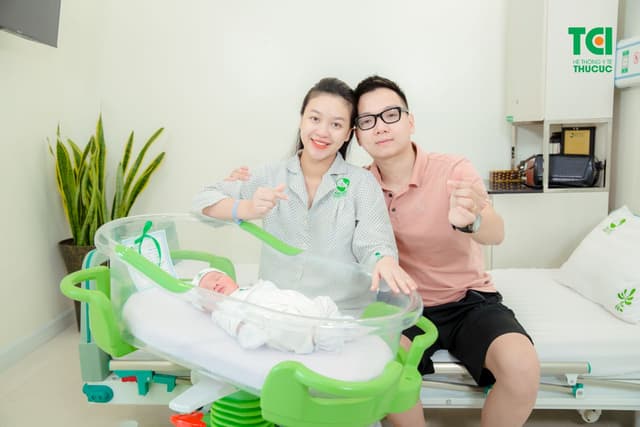 Người mẫu ảnh Mạnh Khánh Chi đi sinh
