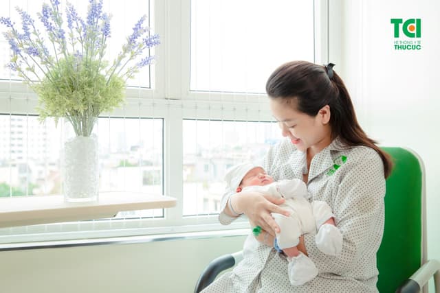 Người mẫu ảnh Mạnh Khánh Chi đi sinh