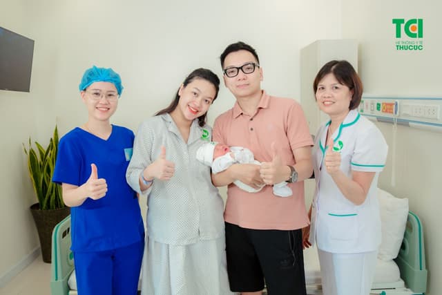 Người mẫu ảnh Mạnh Khánh Chi đi sinh