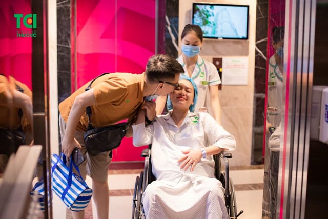 Người mẫu ảnh Mạnh Khánh Chi đi sinh