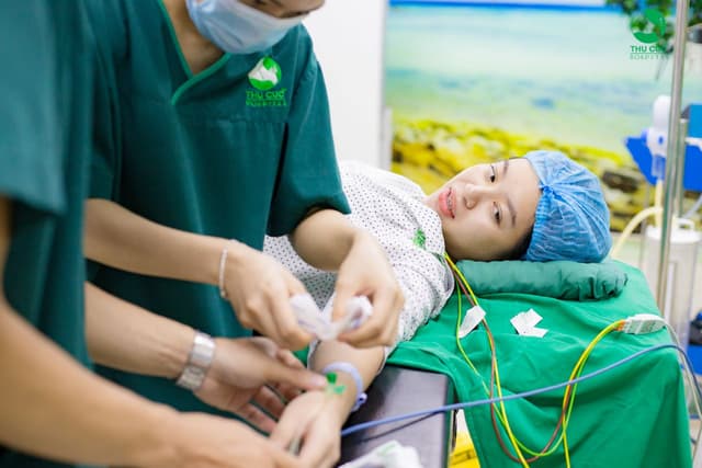 Người mẫu ảnh Mạnh Khánh Chi đi sinh