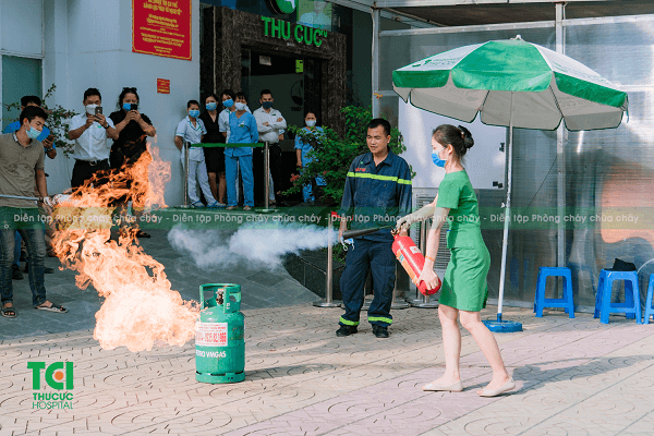 Cán bộ, nhân viên của Hệ thống Y tế Thu Cúc được hướng dẫn cách sử dụng bình chữa cháy xách tay