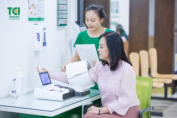 nsnd hoàng cúc khám sức khỏe